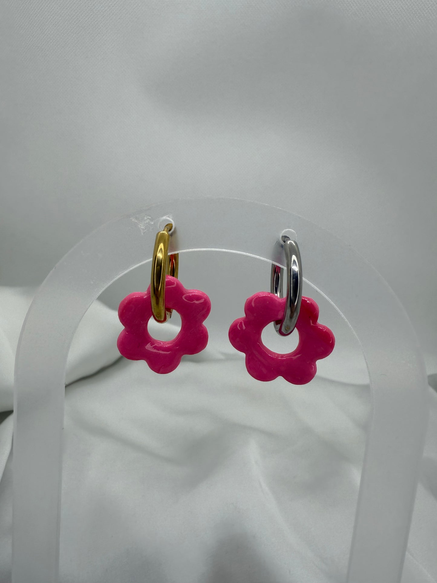 boucles d'oreilles personnalisables en formes de fleurs de 2,5cm environ avec six branches en pâte polymère, couleur rose fushia. 
possibilité de nous demander d'autres couleurs.
