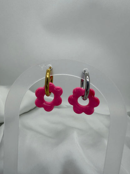 boucles d'oreilles personnalisables en formes de fleurs de 2,5cm environ avec six branches en pâte polymère, couleur rose fushia. 
possibilité de nous demander d'autres couleurs.

