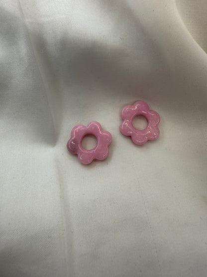 boucles d'oreilles personnalisables en formes de fleurs de 2,5cm environ avec six branches en pâte polymère, couleur rose pâle.
possibilité de nous demander d'autres couleurs.