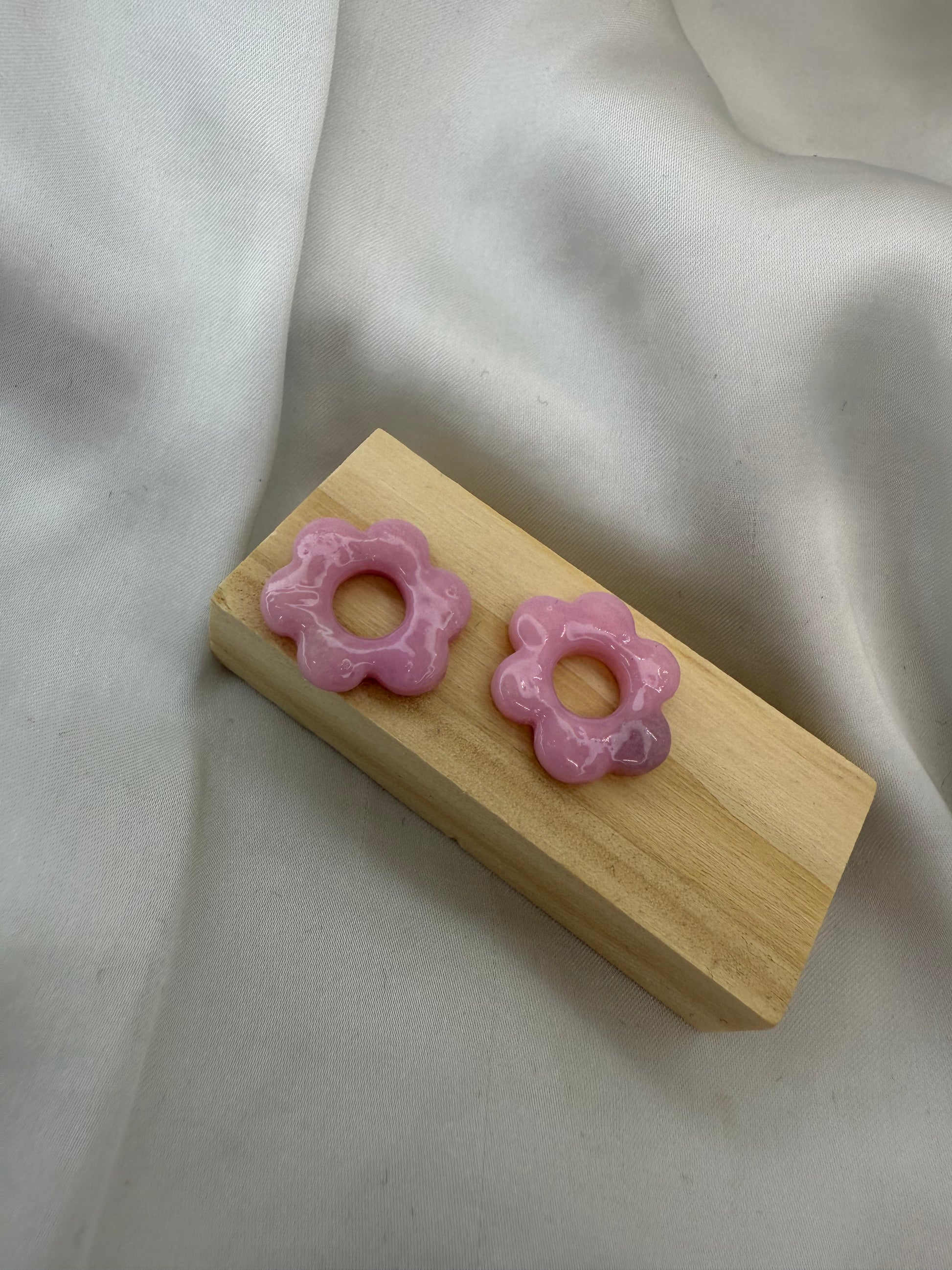 boucles d'oreilles personnalisables en formes de fleurs de 2,5cm environ avec six branches en pâte polymère, couleur rose pâle.
possibilité de nous demander d'autres couleurs.