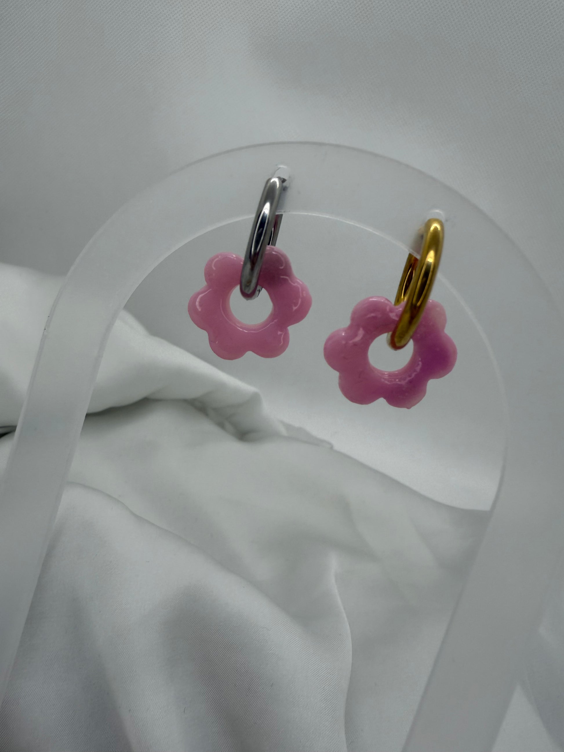 boucles d'oreilles personnalisables en formes de fleurs de 2,5cm environ avec six branches en pâte polymère, couleur rose pâle. 
possibilité de nous demander d'autres couleurs.
