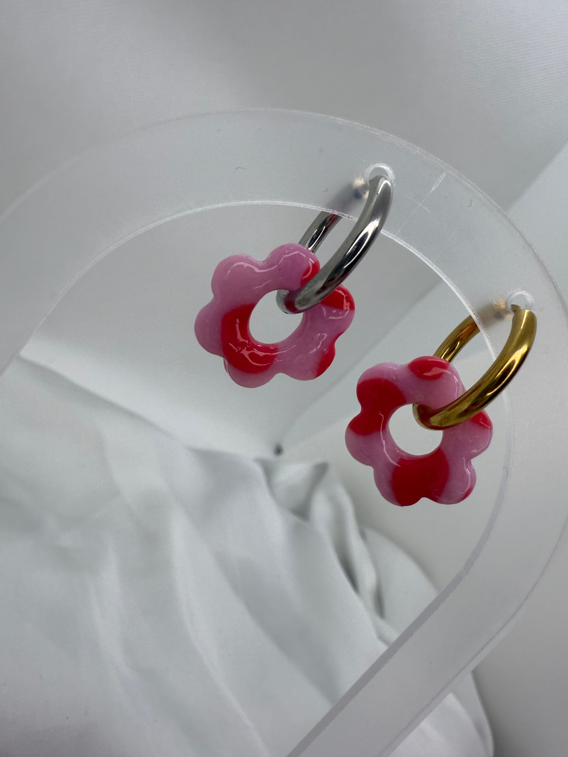 boucles d'oreilles personnalisables en formes de fleurs de 2,5cm environ avec six branches en pâte polymère, couleur rose avec des tâches rouge. 
possibilité de nous demander d'autres couleurs.
