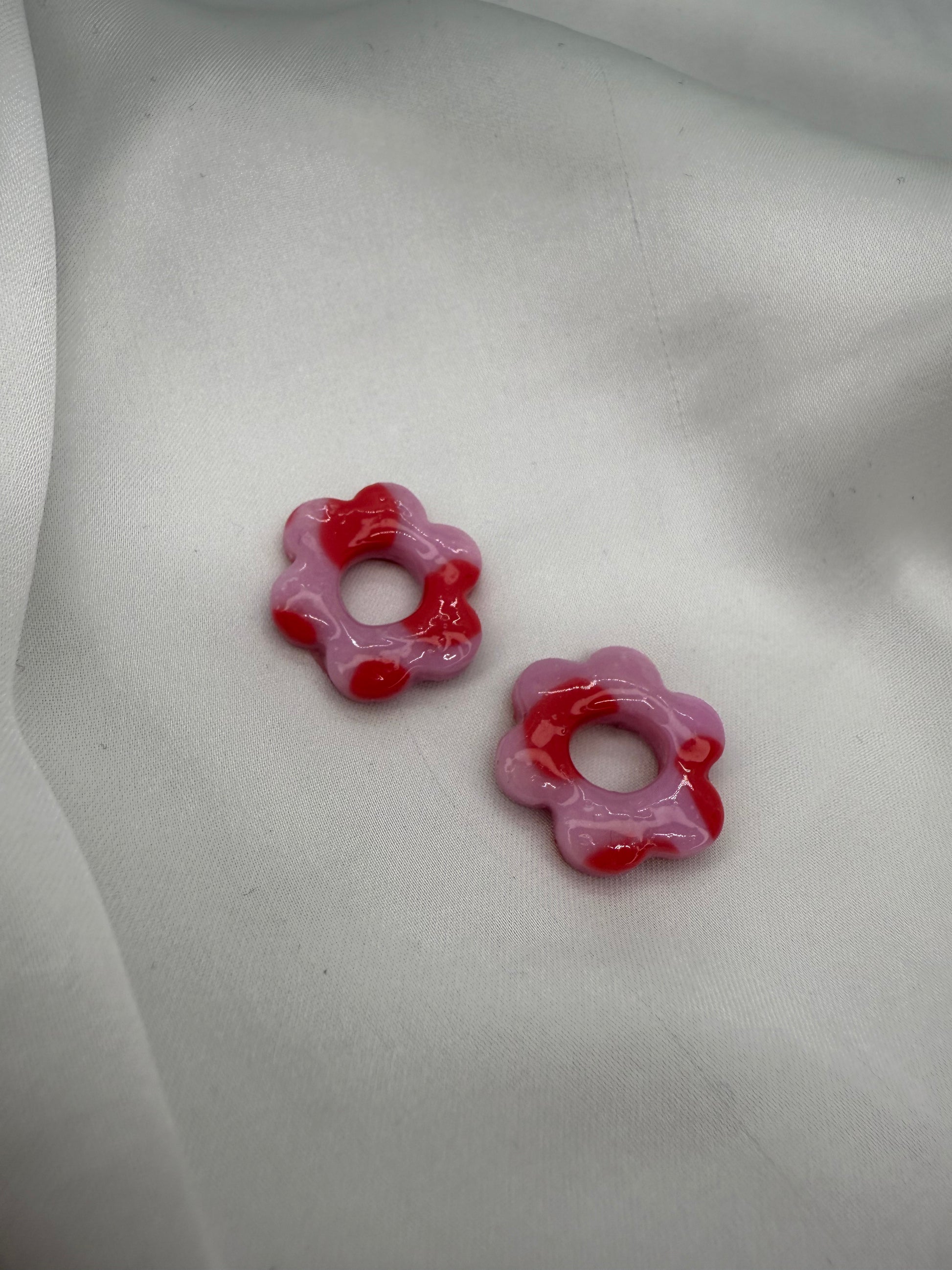 boucles d'oreilles personnalisables en formes de fleurs de 2,5cm environ avec six branches en pâte polymère, couleur rose pâle avec des tâches de rouge.  
possibilité de nous demander d'autres couleurs.