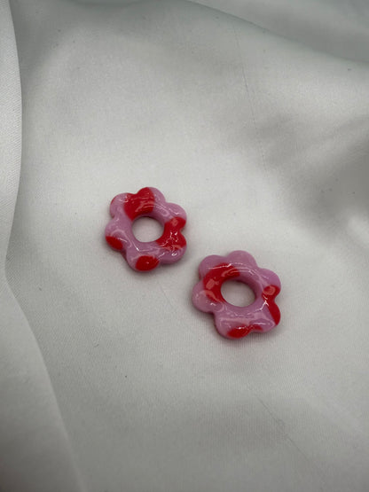 boucles d'oreilles personnalisables en formes de fleurs de 2,5cm environ avec six branches en pâte polymère, couleur rose pâle avec des tâches de rouge.  
possibilité de nous demander d'autres couleurs.