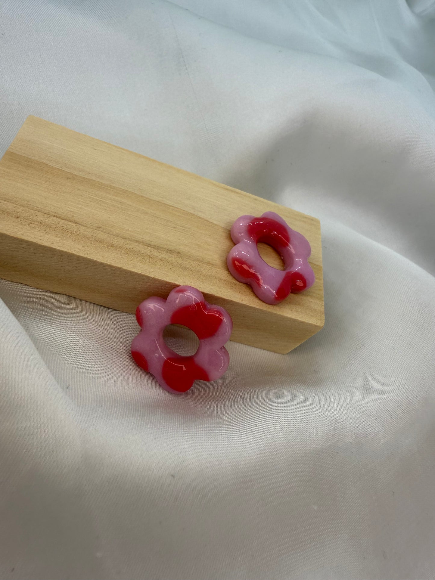 boucles d'oreilles personnalisables en formes de fleurs de 2,5cm environ avec cinq branches en pâte polymère, couleur rose avec des tâches de couleur rouge.
possibilité de nous demander d'autres couleurs.