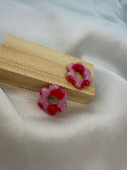 boucles d'oreilles personnalisables en formes de fleurs de 2,5cm environ avec cinq branches en pâte polymère, couleur rose avec des tâches de couleur rouge.
possibilité de nous demander d'autres couleurs.