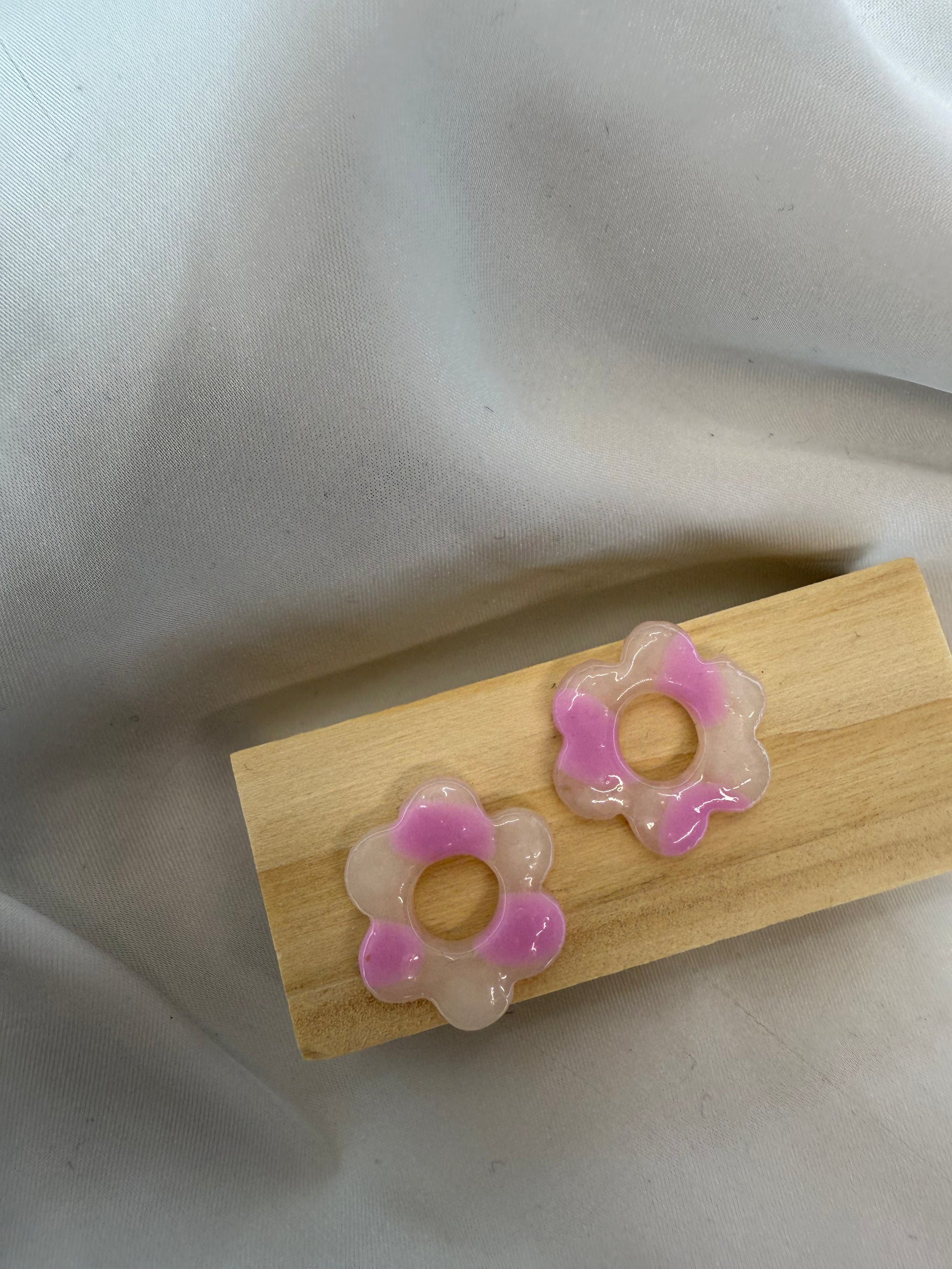 boucles d'oreilles personnalisables en formes de fleurs de 2,5cm environ avec six branches en pâte polymère, couleur blanc transparent avec des poids rose pâle.
possibilité de nous demander d'autres couleurs.
