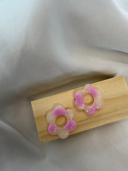 boucles d'oreilles personnalisables en formes de fleurs de 2,5cm environ avec six branches en pâte polymère, couleur blanc transparent avec des poids rose pâle.
possibilité de nous demander d'autres couleurs.

