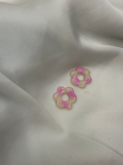 boucles d'oreilles personnalisables en formes de fleurs de 2,5cm environ avec six branches en pâte polymère, couleur blanc transparent avec des poids rose pâle.
possibilité de nous demander d'autres couleurs.
