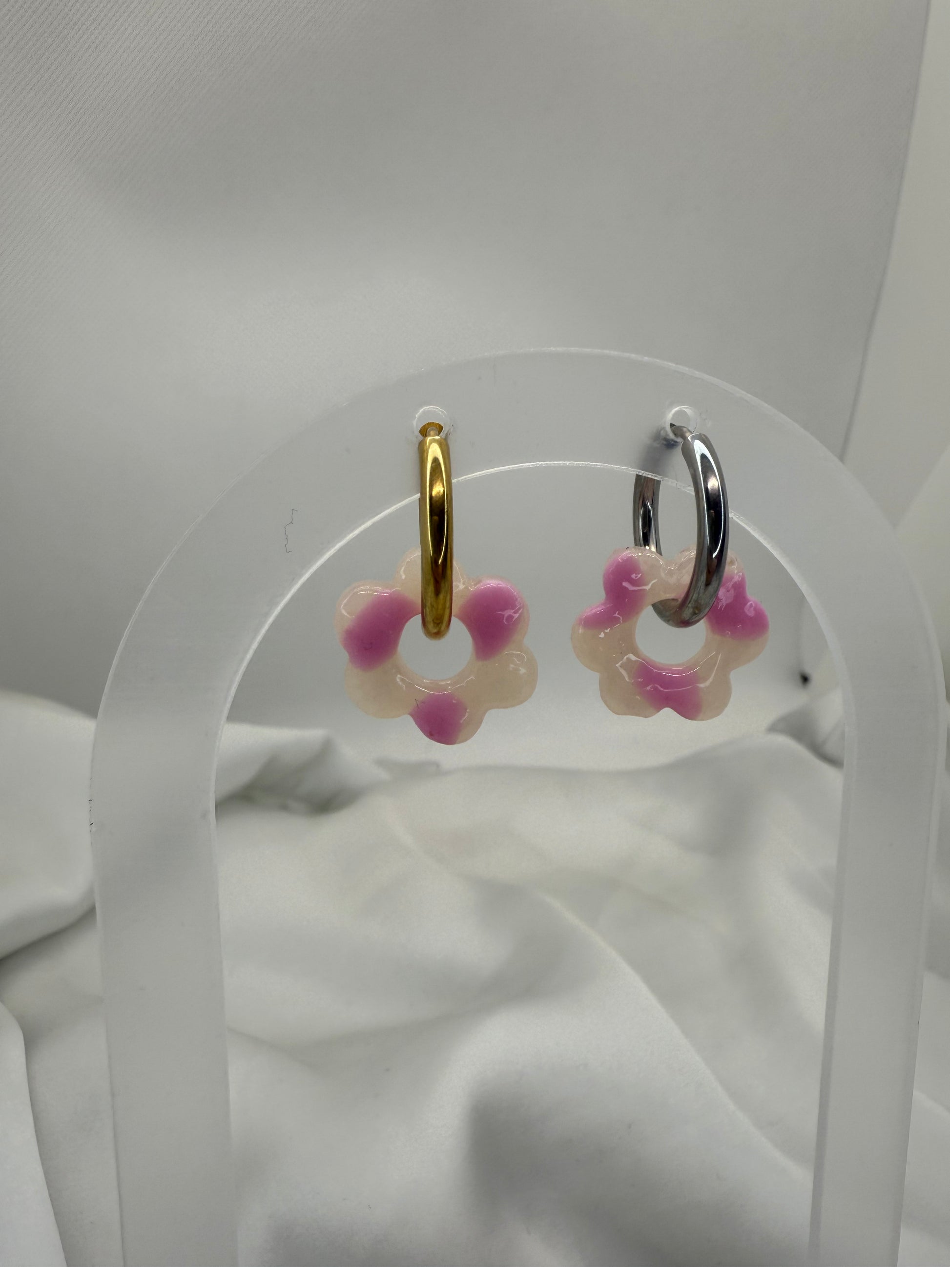 boucles d'oreilles personnalisables en formes de fleurs de 2,5cm environ avec six branches en pâte polymère, couleur blanc transparent avec des tâches rose pâle. 
possibilité de nous demander d'autres couleurs.
