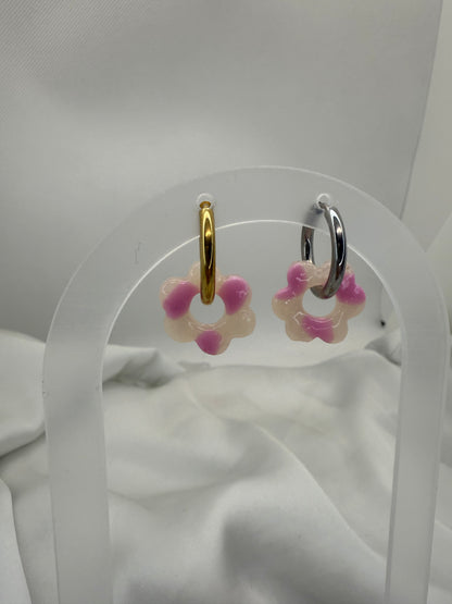 boucles d'oreilles personnalisables en formes de fleurs de 2,5cm environ avec six branches en pâte polymère, couleur blanc transparent avec des tâches rose pâle. 
possibilité de nous demander d'autres couleurs.

