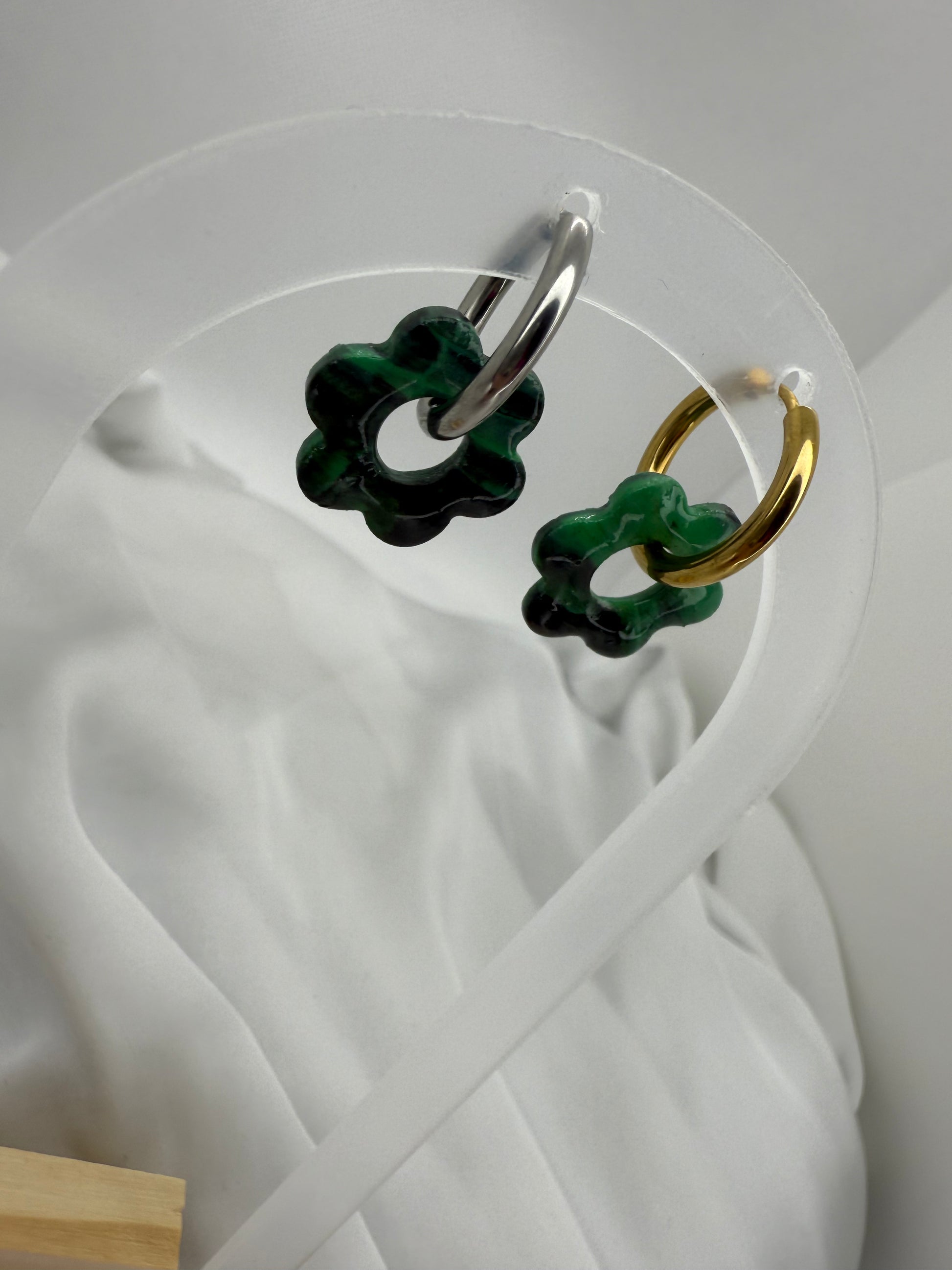 boucles d'oreilles personnalisables en formes de fleurs de 2,5cm environ avec six branches en pâte polymère, couleur de dégradé noir et vert. 
possibilité de nous demander d'autres couleurs.
