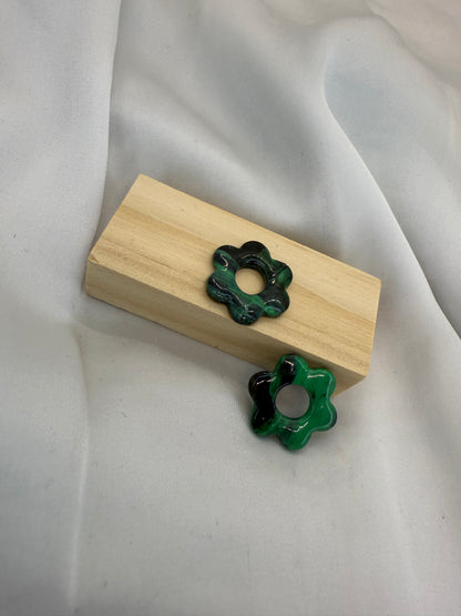boucles d'oreilles personnalisables en formes de fleurs de 2,5cm environ avec six branches en pâte polymère, dégradé noir et vert. 
possibilité de nous demander d'autres couleurs.
