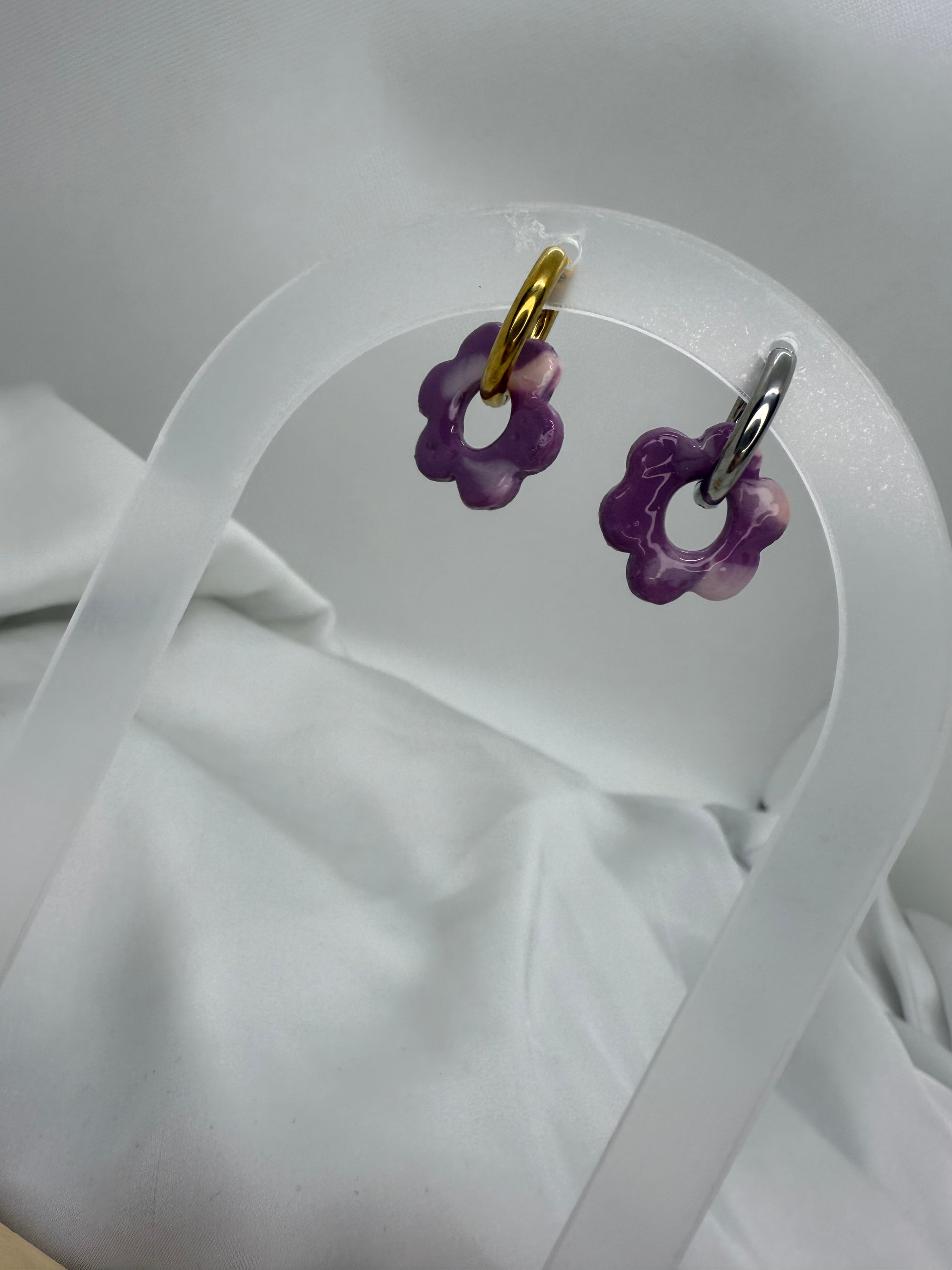 boucles d'oreilles personnalisables en formes de fleurs de 2,5cm environ avec six branches en pâte polymère, dégradé de violet foncé et violet clair. 
possibilité de nous demander d'autres couleurs.
