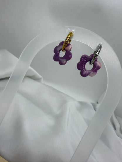 boucles d'oreilles personnalisables en formes de fleurs de 2,5cm environ avec six branches en pâte polymère, dégradé de violet foncé et violet clair. 
possibilité de nous demander d'autres couleurs.
