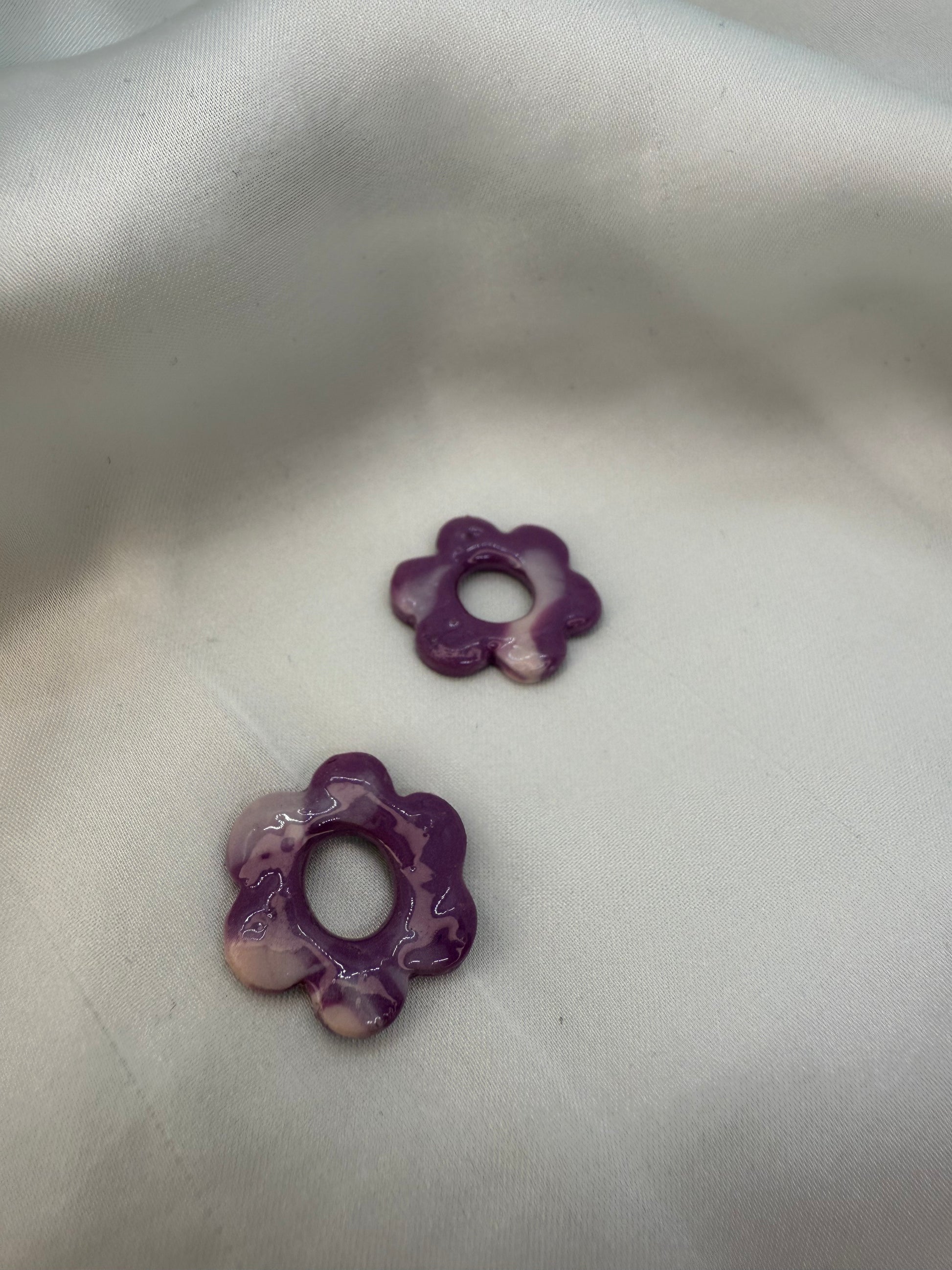 boucles d'oreilles personnalisables en formes de fleurs de 2,5cm environ avec six branches en pâte polymère, dégradé de violet foncé et clair.
possibilité de nous demander d'autres couleurs.
