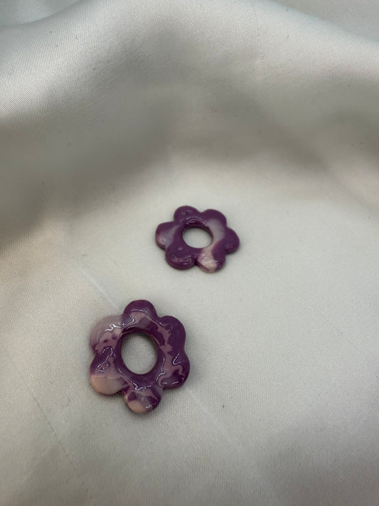 boucles d'oreilles personnalisables en formes de fleurs de 2,5cm environ avec six branches en pâte polymère, dégradé de violet foncé et clair.
possibilité de nous demander d'autres couleurs.
