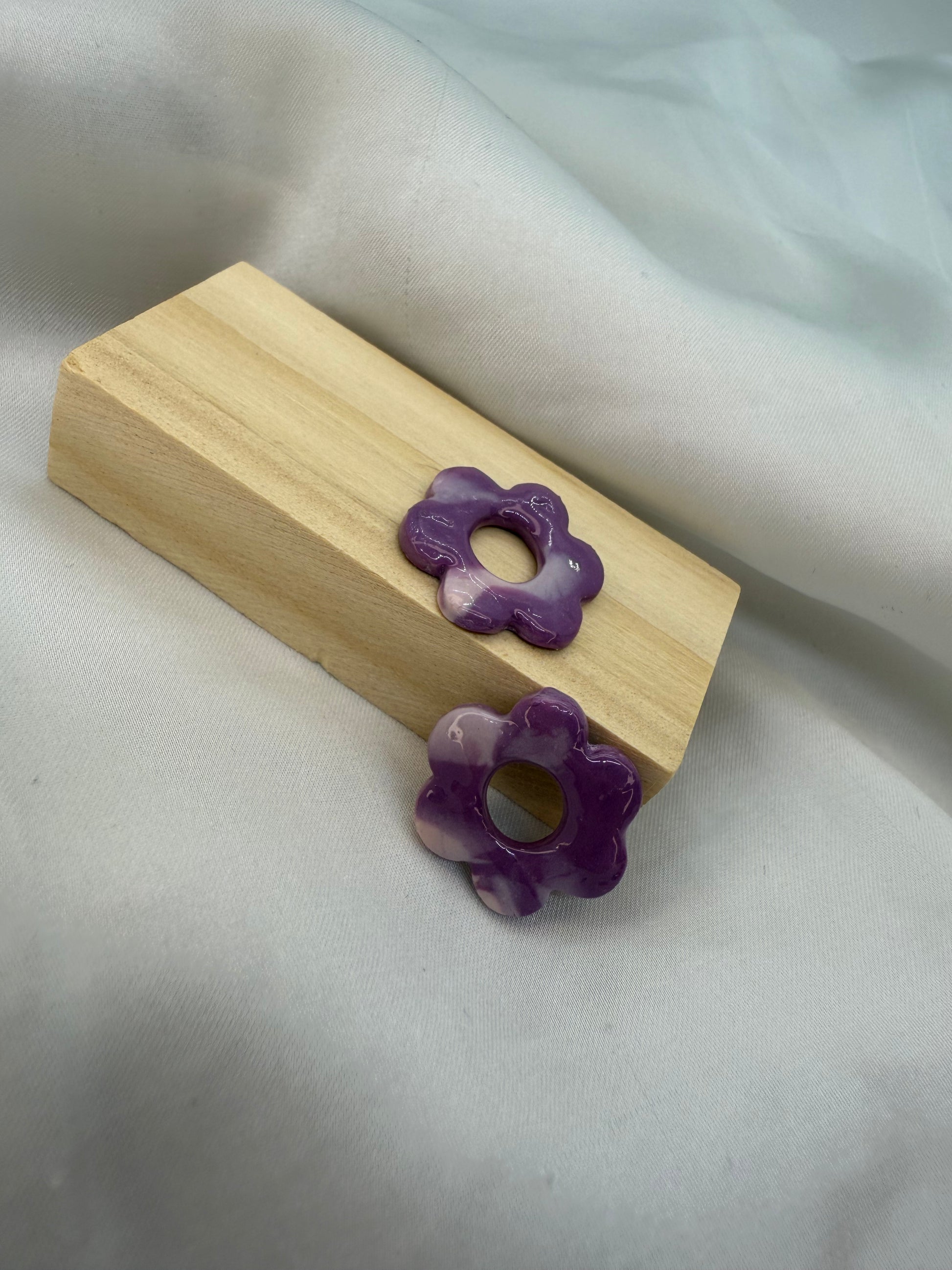 boucles d'oreilles personnalisables en formes de fleurs de 2,5cm environ avec cinq branches en pâte polymère, mélange de violet foncé et violet clair.
possibilité de nous demander d'autres couleurs.