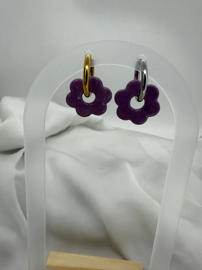 boucles d'oreilles personnalisables en formes de fleurs de 2,5cm environ avec six branches en pâte polymère, couleur violet foncé. 
possibilité de nous demander d'autres couleurs.