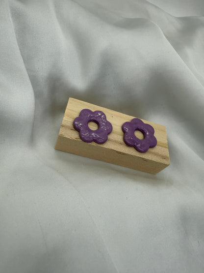 boucles d'oreilles personnalisables en formes de fleurs de 2,5cm environ avec six branches en pâte polymère, couleur violet foncé. 
possibilité de nous demander d'autres couleurs.
