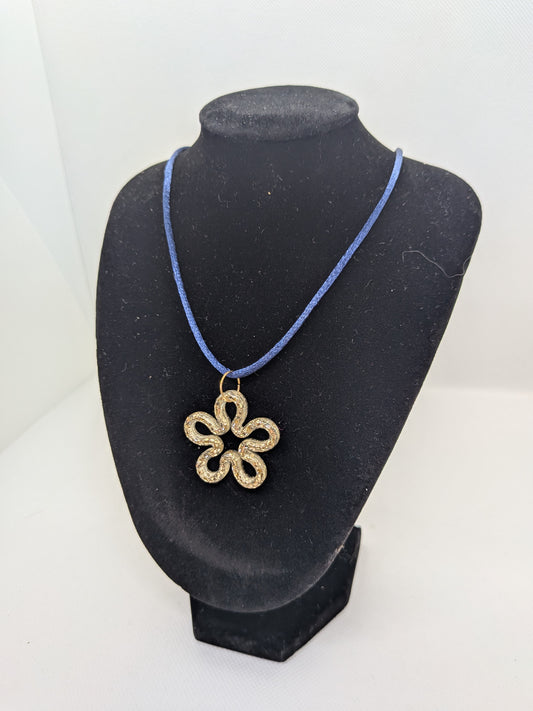 Collier tisssu bleu marine fleur doré