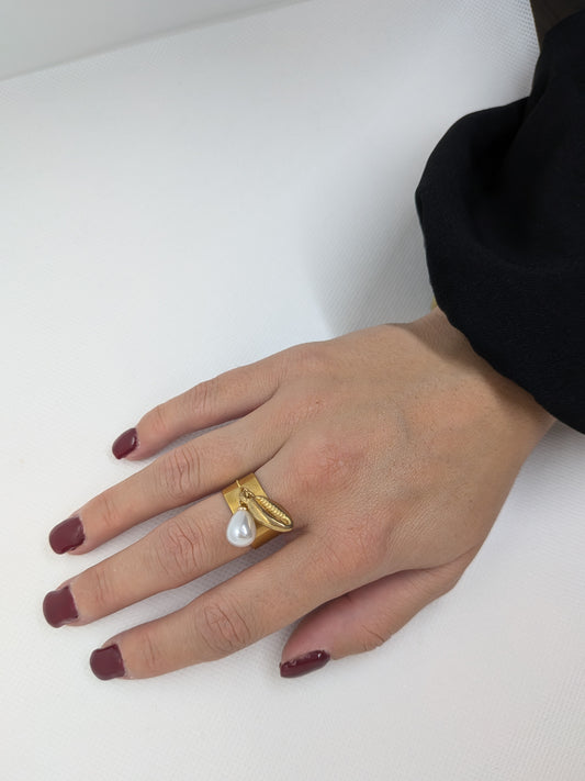 Bague doré charms coquillage et perle blanche