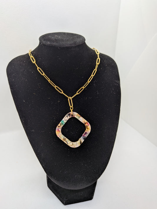 Collier doré pendentif carré