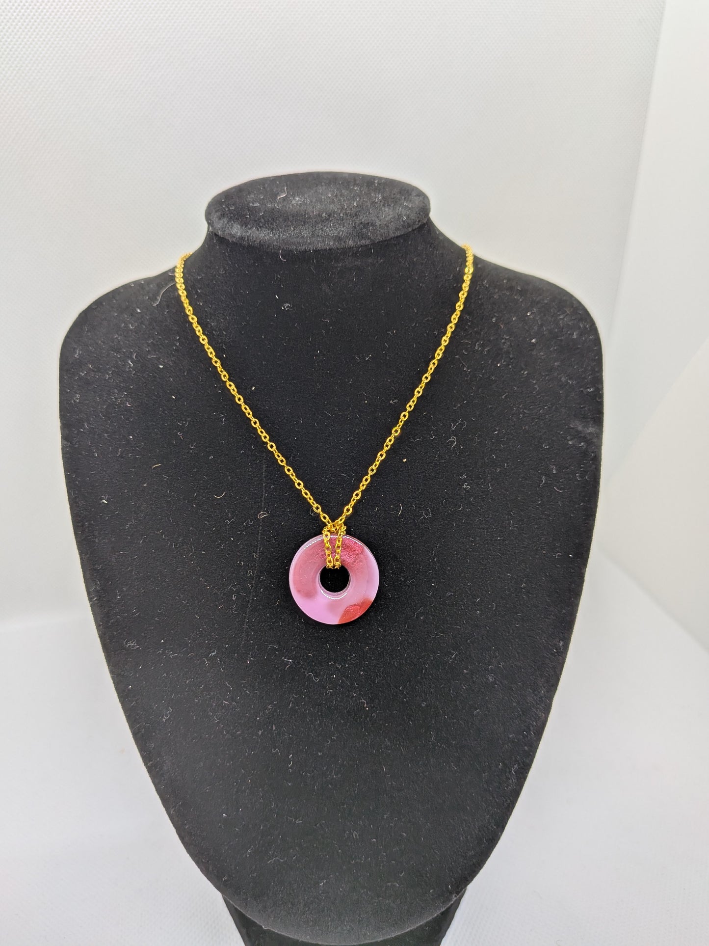 Collier chaine fine dorée pendentif rose