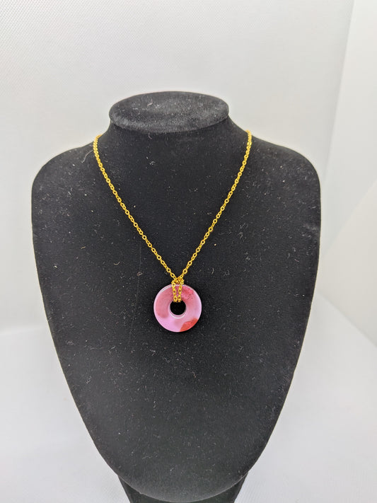 Collier chaine fine dorée pendentif rose