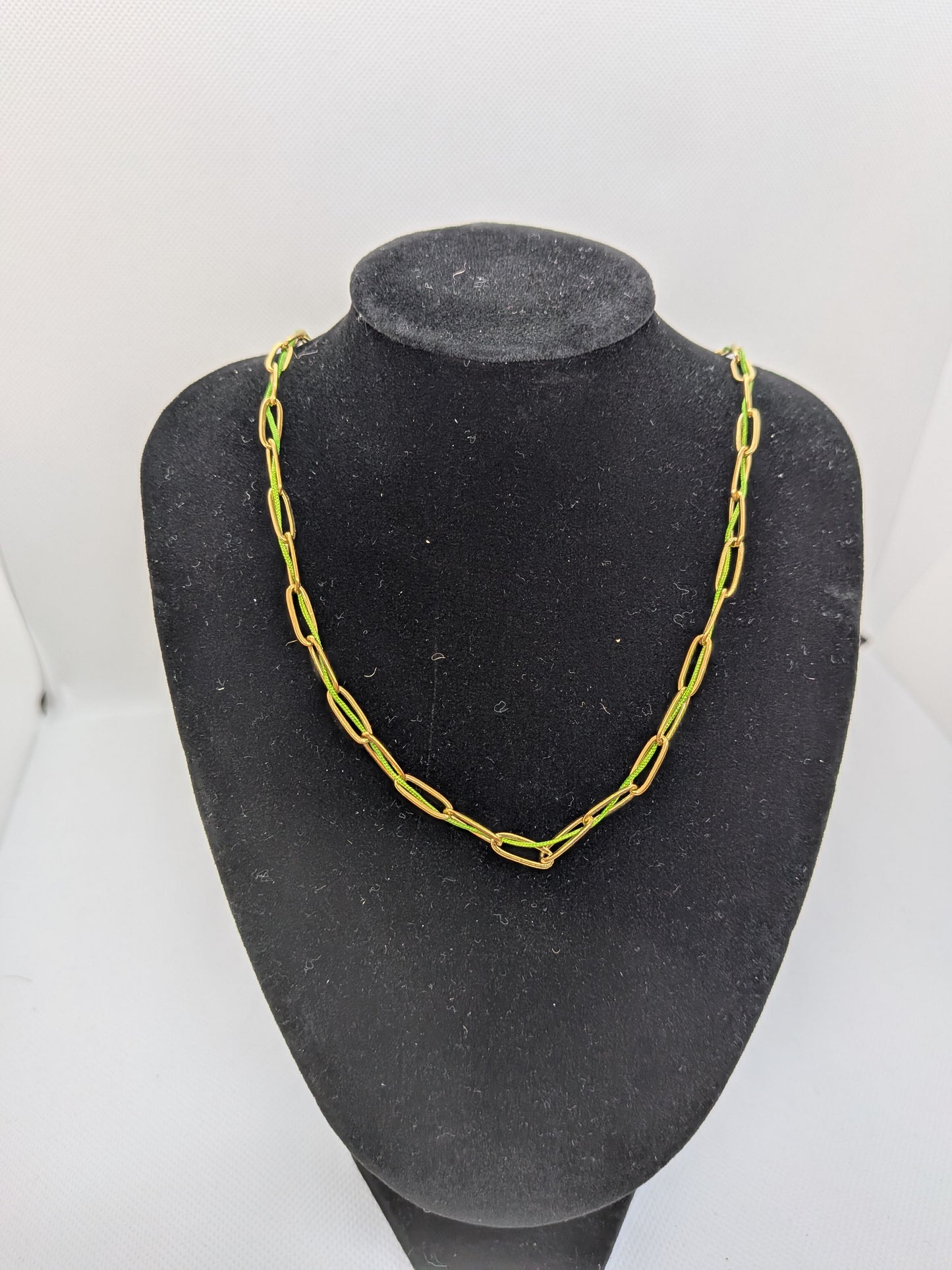 Collier doré fil vert