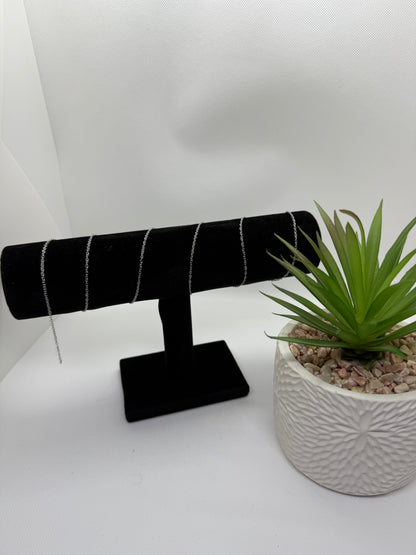 Chaîne en acier inoxydable argenté maille fine forçat d'une largeur de 2 mm, possibilité de choisir la longueur entre 35, 45 et 60 cm. 