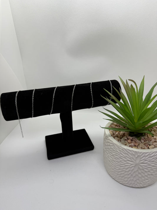 Chaîne en acier inoxydable argenté maille fine forçat d'une largeur de 2 mm, possibilité de choisir la longueur entre 35, 45 et 60 cm. 