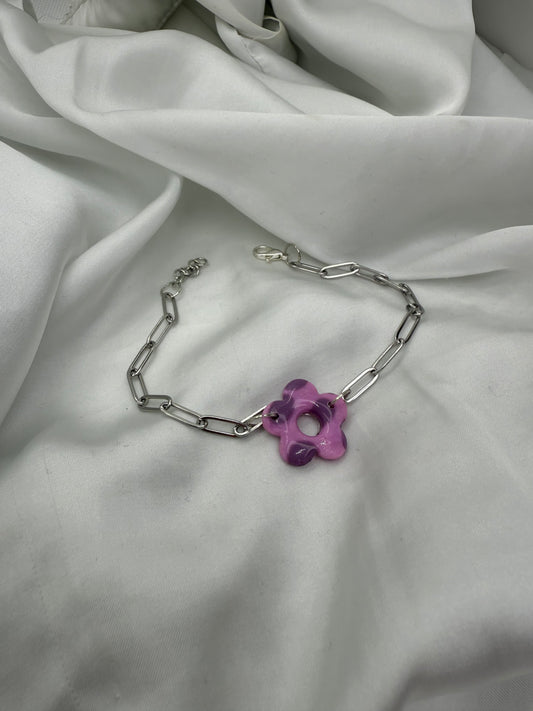 Bracelet argenté, maille rectangle d'une largeur de 4 mm avec motif fleur 5 pétales de couleur violet clair avec des tâches violet foncé d'environ 2,5 cm  