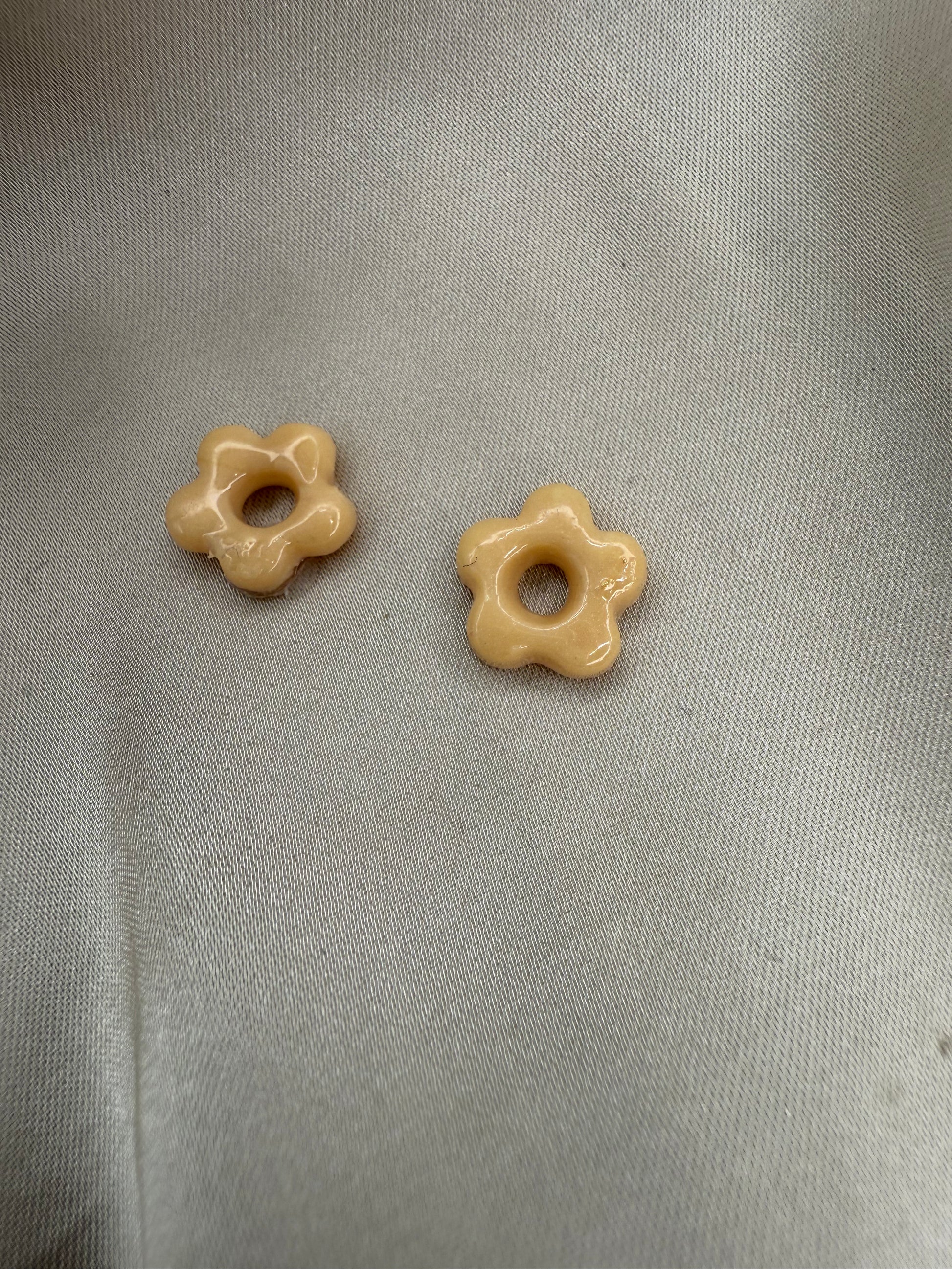 boucles d'oreilles personnalisables en formes de fleurs de 1 cm environ avec cinq branches en pâte polymère, couleur beige. 
possibilité de nous demander d'autres couleurs.
