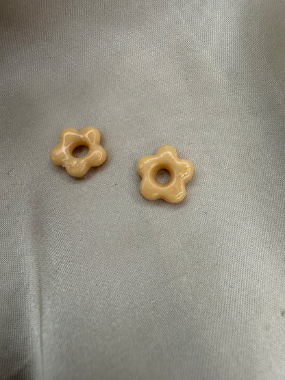 boucles d'oreilles personnalisables en formes de fleurs de 1 cm environ avec cinq branches en pâte polymère, couleur beige. 
possibilité de nous demander d'autres couleurs.

