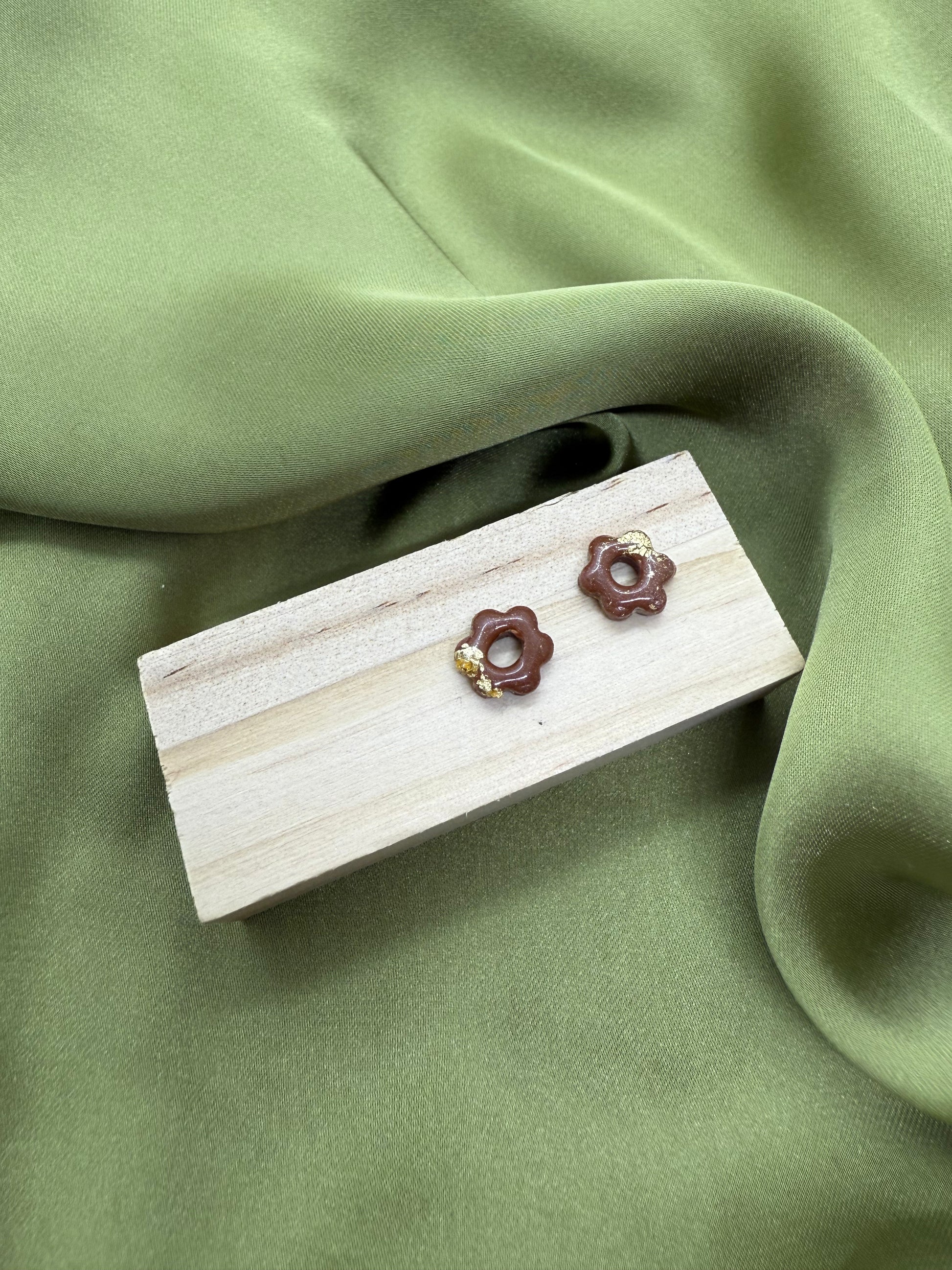 boucles d'oreilles personnalisables en formes de fleurs de 1 cm environ avec six branches en pâte polymère, couleur marron avec des feuilles d'or
possibilité de nous demander d'autres couleurs.