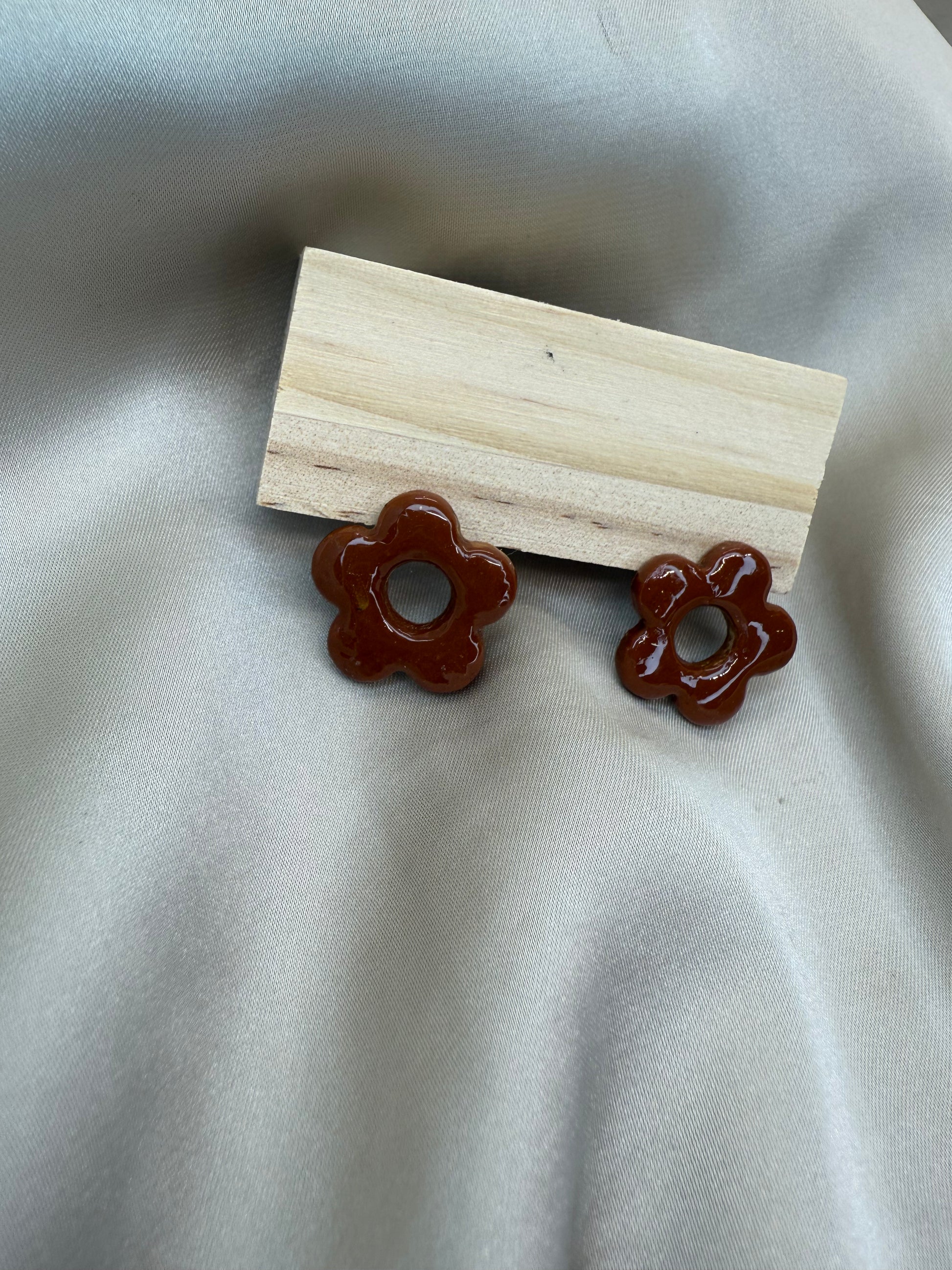 boucles d'oreilles personnalisables en formes de fleurs de 2,5cm environ avec six branches en pâte polymère, couleur marron foncé.
possibilité de nous demander d'autres couleurs.