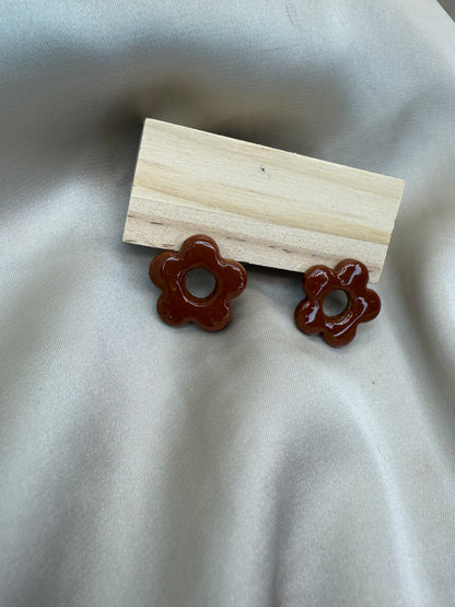 boucles d'oreilles personnalisables en formes de fleurs de 2,5cm environ avec six branches en pâte polymère, couleur marron foncé.
possibilité de nous demander d'autres couleurs.
