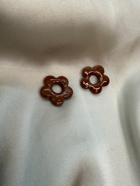 boucles d'oreilles personnalisables en formes de fleurs de 2,5cm environ avec cinq branches en pâte polymère, marron foncé.
possibilité de nous demander d'autres couleurs.