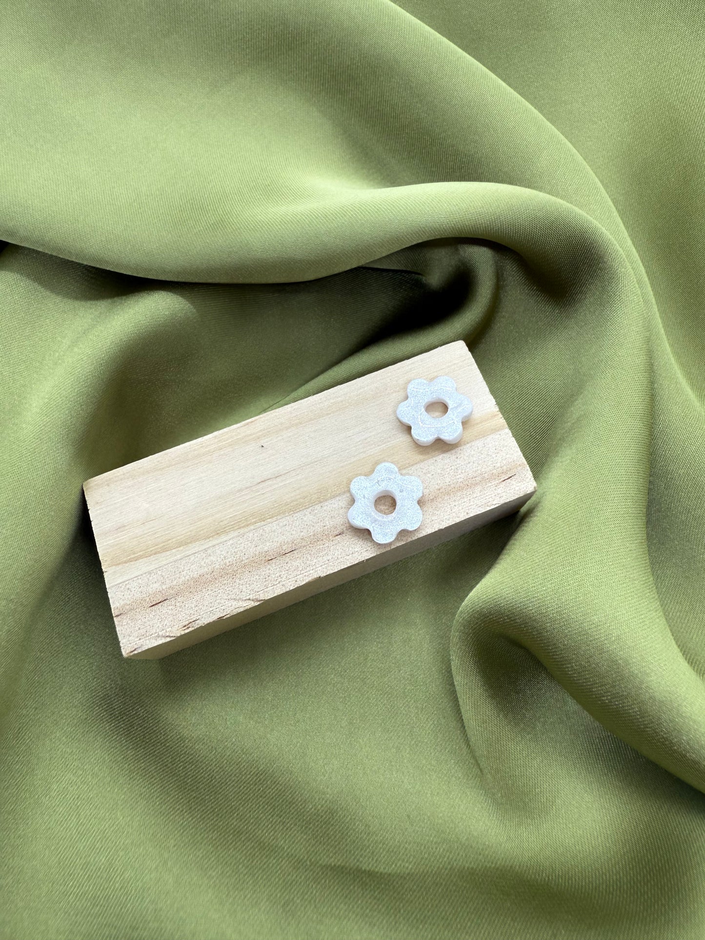 boucles d'oreilles personnalisables en formes de fleurs de 1 cm environ avec six branches en pâte polymère, blanc nacré
possibilité de nous demander d'autres couleurs.