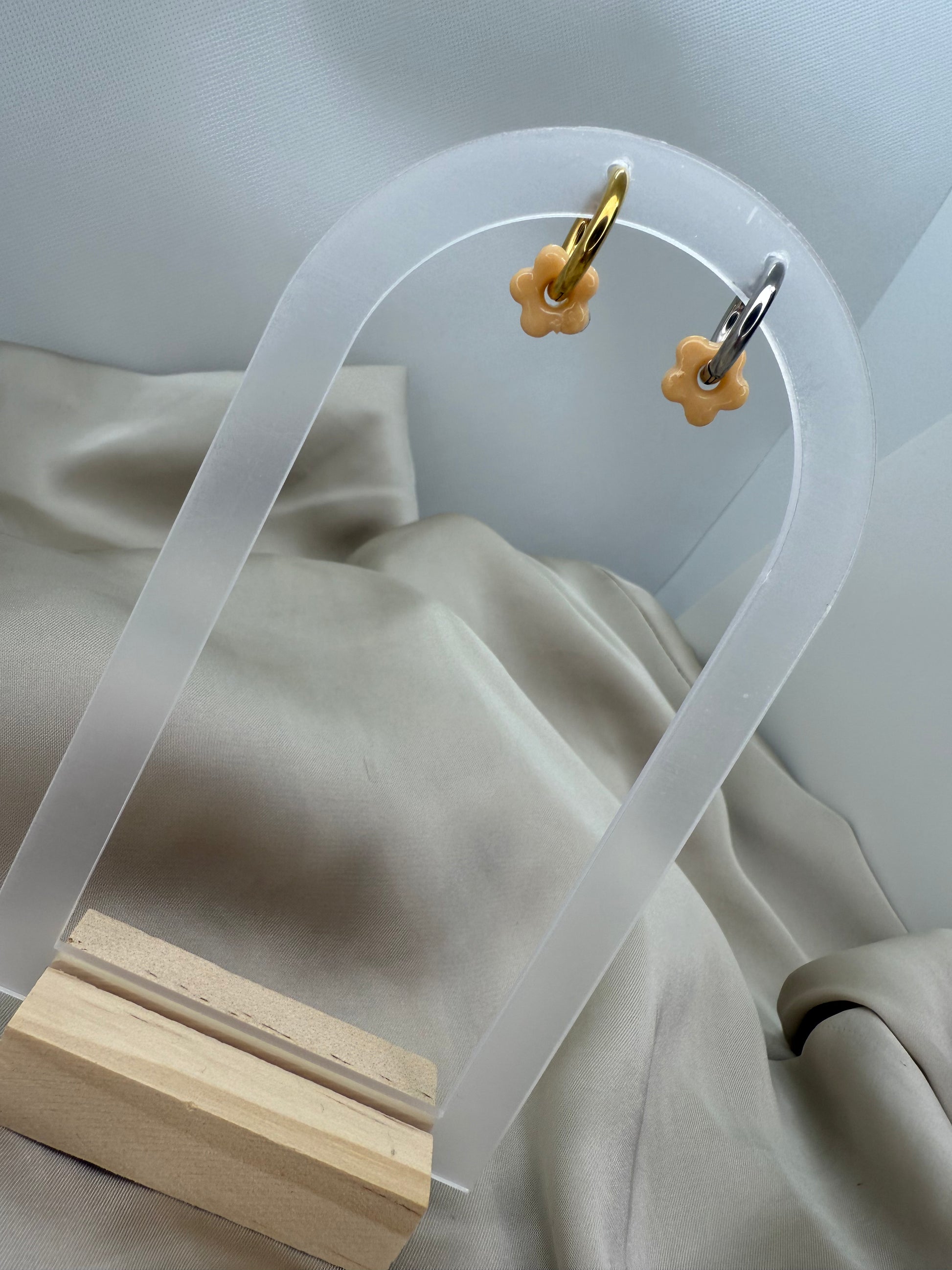 boucles d'oreilles personnalisables en formes de fleurs de 1 cm environ avec cinq branches en pâte polymère, couleur beige. 
possibilité de nous demander d'autres couleurs.
