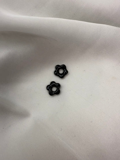 boucles d'oreilles personnalisables en formes de fleurs de 1 cm environ avec cinq branches en pâte polymère, couleur noir. 
possibilité de nous demander d'autres couleurs.
