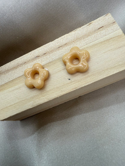boucles d'oreilles personnalisables en formes de fleurs de 1 cm environ avec cinq branches en pâte polymère, couleur beige. 
possibilité de nous demander d'autres couleurs.
