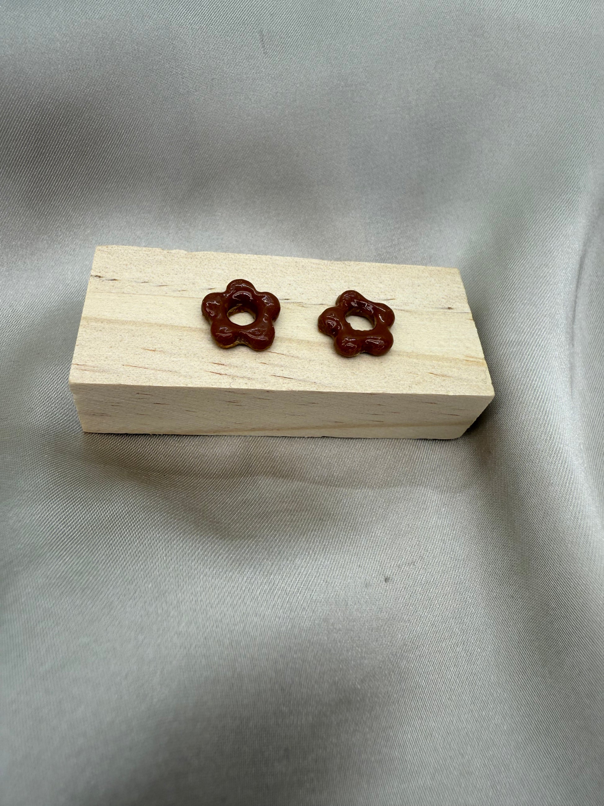 boucles d'oreilles personnalisables en formes de fleurs de 1 cm environ avec cinq branches en pâte polymère, couleur marron foncé. 
possibilité de nous demander d'autres couleurs.
