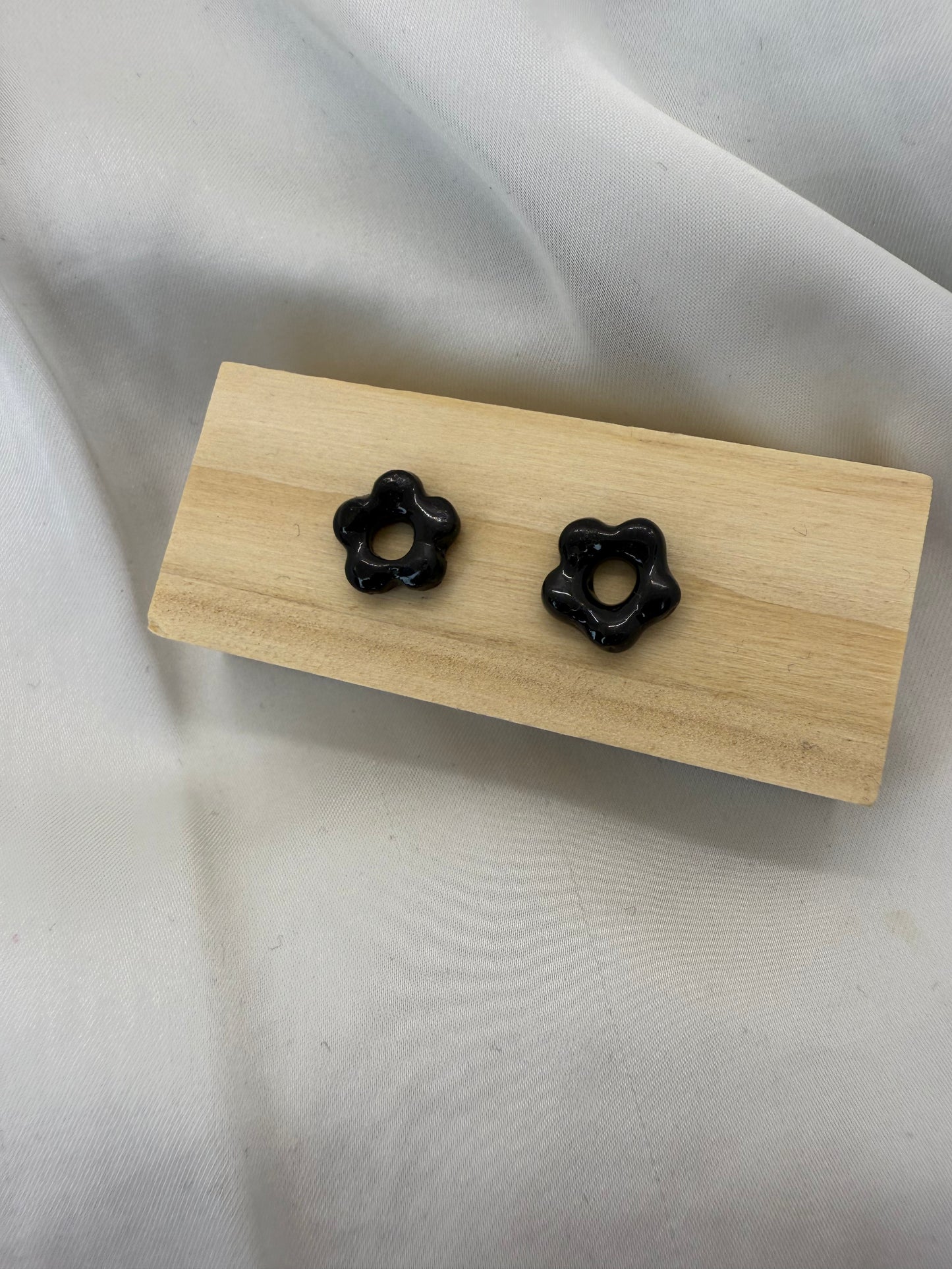 boucles d'oreilles personnalisables en formes de fleurs de 1 cm environ avec cinq branches en pâte polymère, couleur noir. 
possibilité de nous demander d'autres couleurs.

