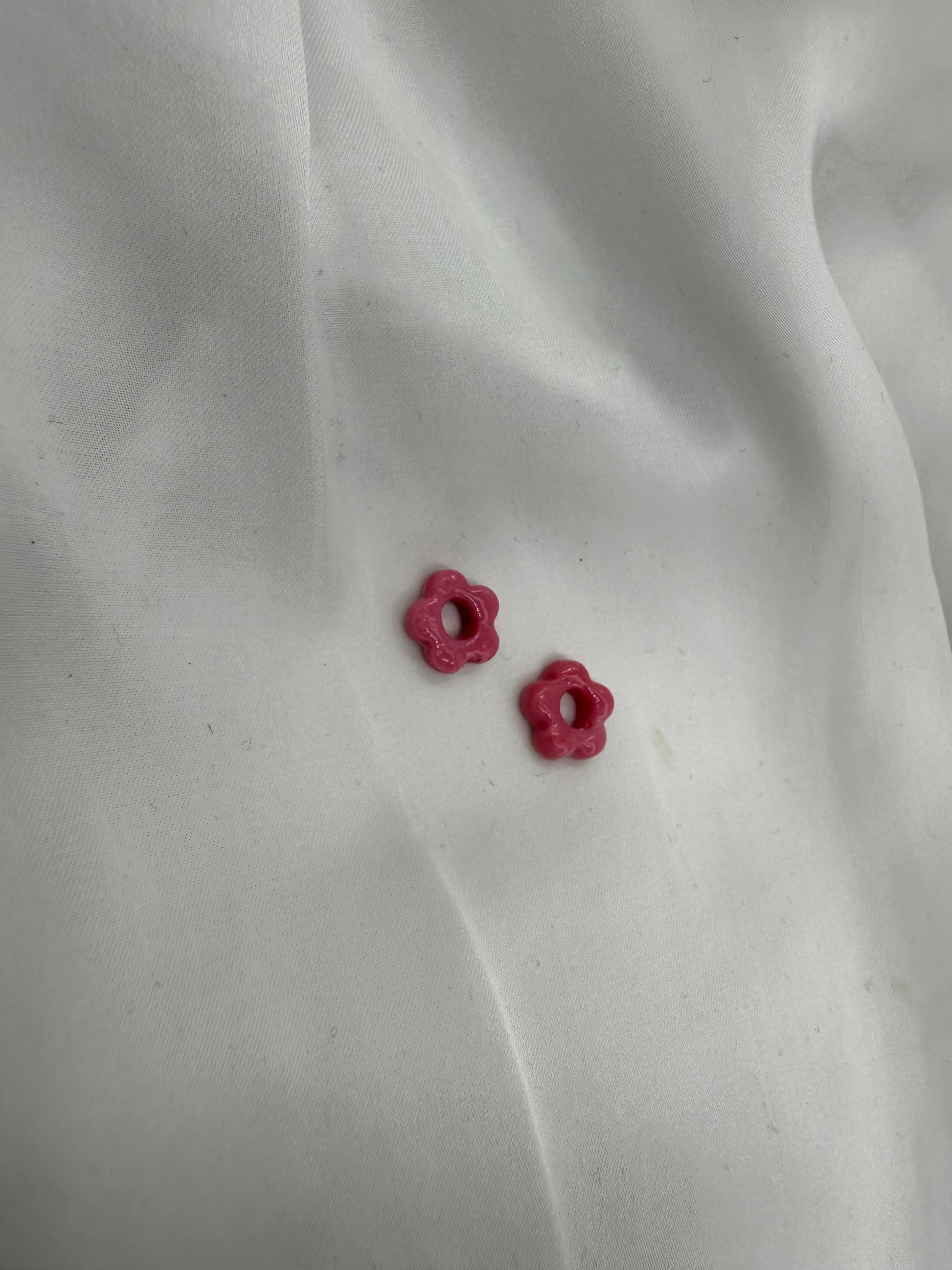 boucles d'oreilles personnalisables en formes de fleurs de 1 cm environ avec cinq branches en pâte polymère, couleur rose fushia. 
possibilité de nous demander d'autres couleurs.
