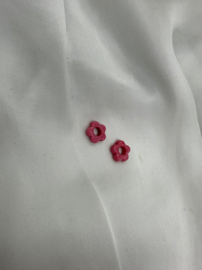 boucles d'oreilles personnalisables en formes de fleurs de 1 cm environ avec cinq branches en pâte polymère, couleur rose fushia. 
possibilité de nous demander d'autres couleurs.
