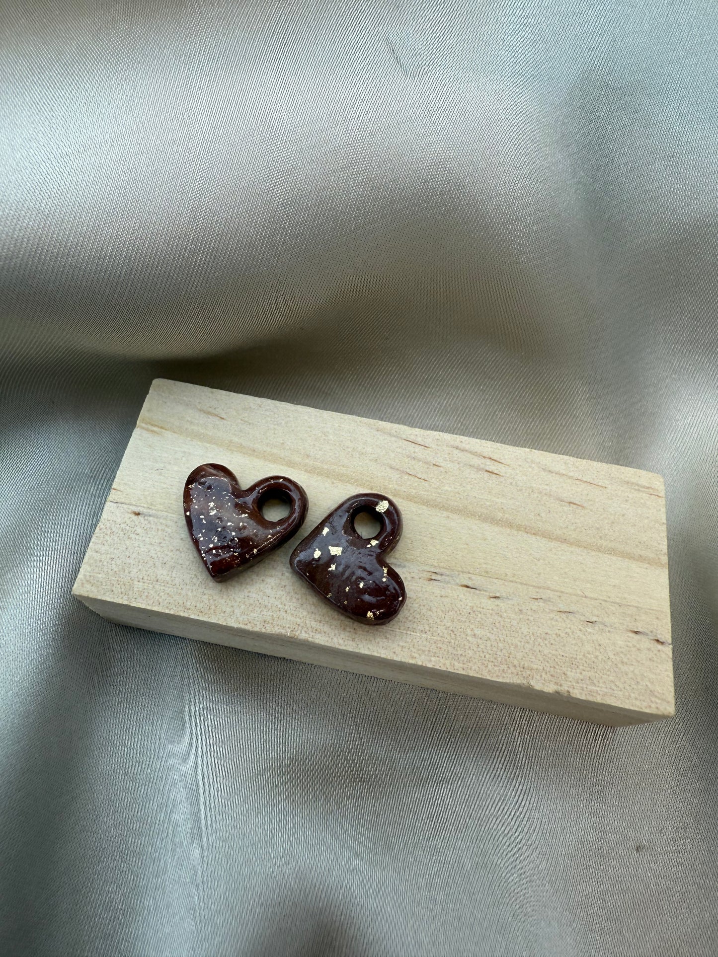 boucles d'oreilles personnalisables en formes de cœur, en pâte polymère, couleur marron foncé avec des feuilles d'or.
possibilité de nous demander d'autres couleurs.