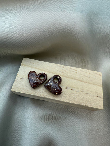 boucles d'oreilles personnalisables en formes de cœur, en pâte polymère, couleur marron foncé avec des feuilles d'or.
possibilité de nous demander d'autres couleurs.