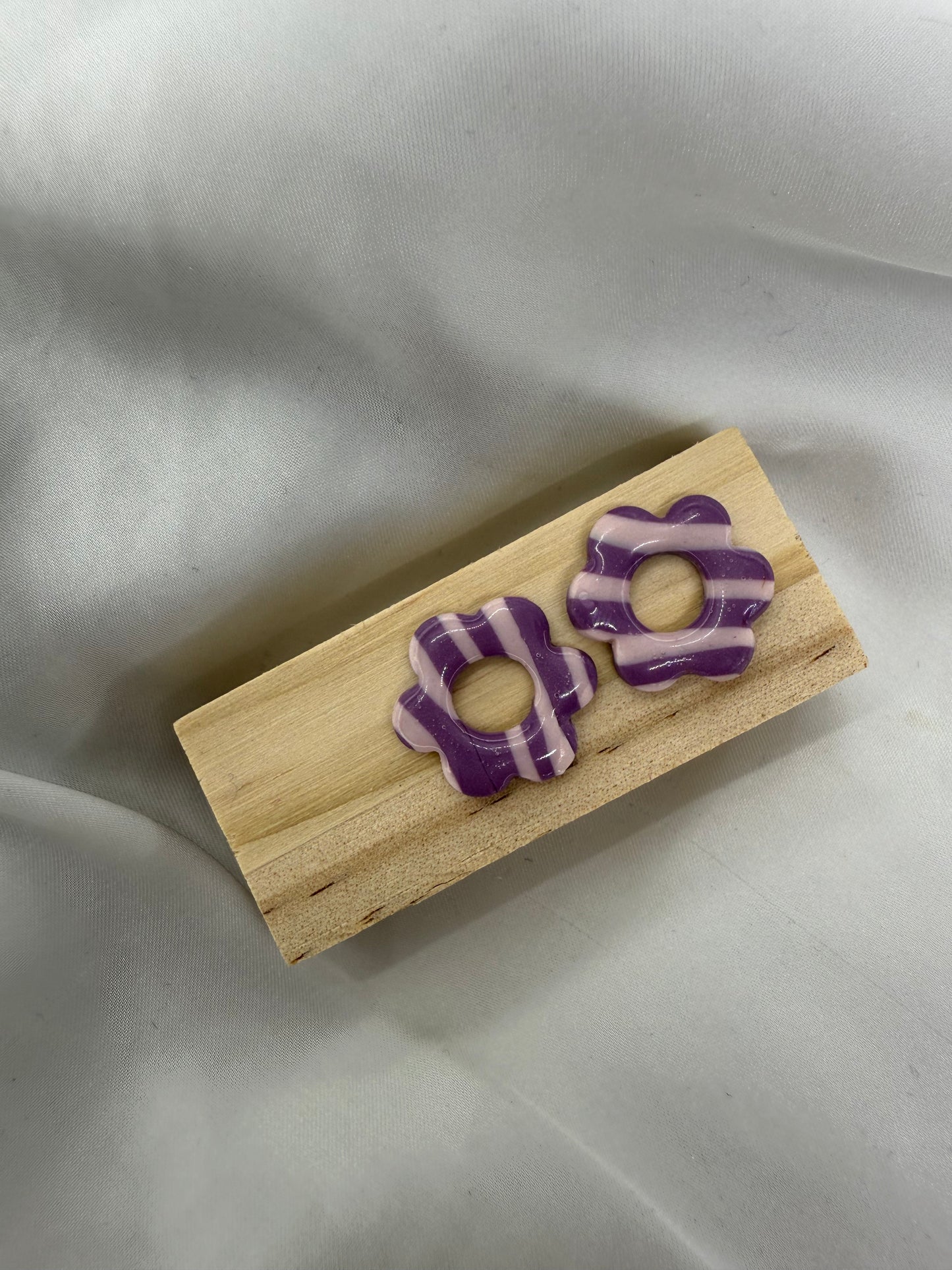 boucles d'oreilles personnalisables en formes de fleurs de 2,5cm environ avec six branches en pâte polymère, rayures violet clair et violet foncé.
possibilité de nous demander d'autres couleurs.